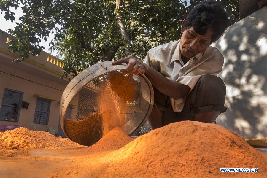 INDIA-KOLKATA-GULAL MAKING