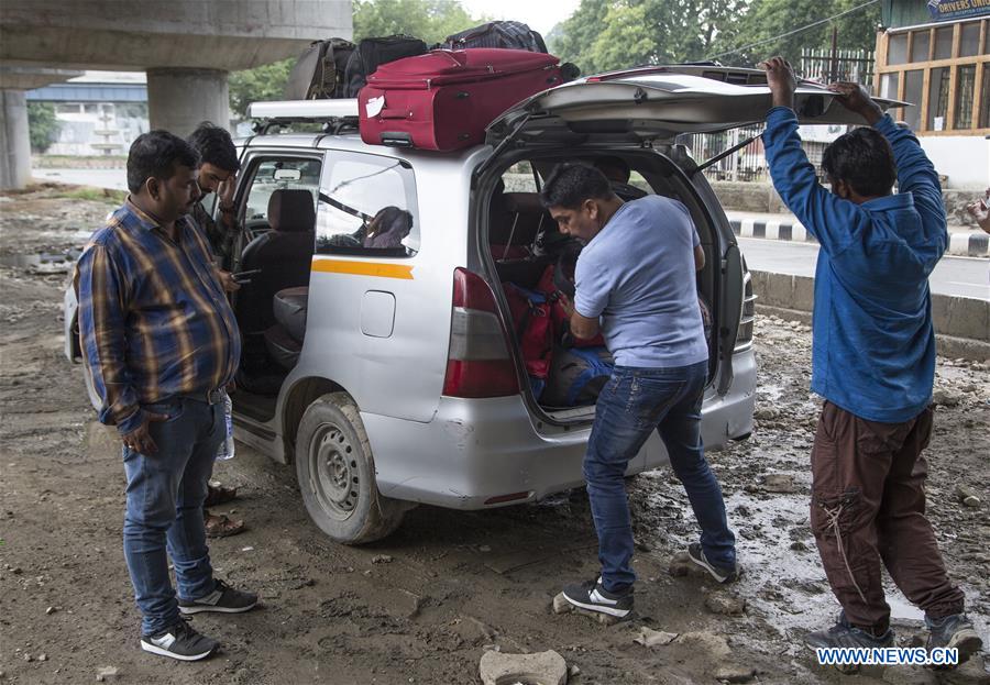 KASHMIR-SRINAGAR-TOURISTS-DEPARTURE