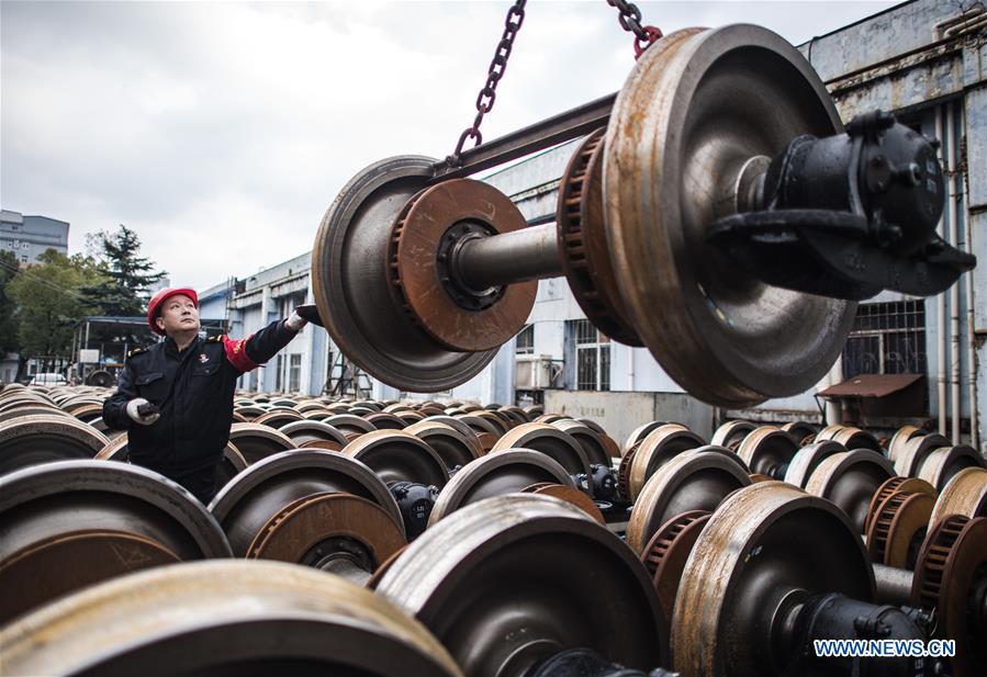 CHINA-HUBEI-SPRING FESTIVAL TRAVEL RUSH-WORKERS BEHIND THE SCENES (CN)