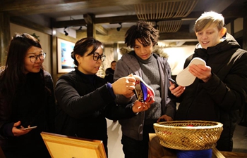 Foreigners visit tapestry weaving base of Tujia ethnic group in C China