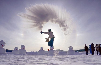 Visitors in NE China's Mohe Village experience game of "pouring water into ice"