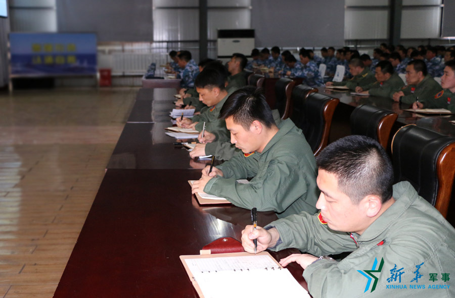 ↑資料圖片：張超參加戰(zhàn)斗機(jī)團(tuán)《改革強(qiáng)軍主題教育》授課現(xiàn)場。