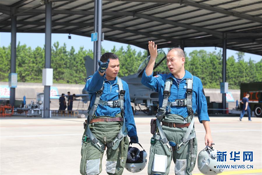 （圖文互動(dòng)）（1）空中驕子——記空軍航空兵某旅飛行二大隊(duì)大隊(duì)長劉飛