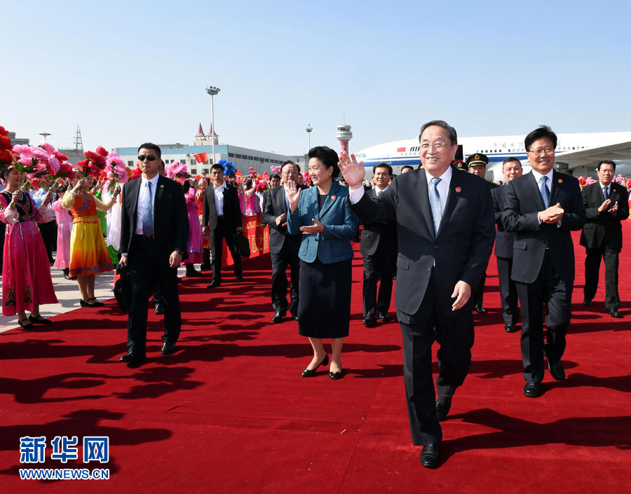  9月25日，以中共中央政治局常委、全國(guó)政協(xié)主席俞正聲為團(tuán)長(zhǎng)的中央代表團(tuán)飛抵烏魯木齊，出席新疆維吾爾自治區(qū)成立60周年慶?；顒?dòng)。新華社記者 饒愛(ài)民 攝