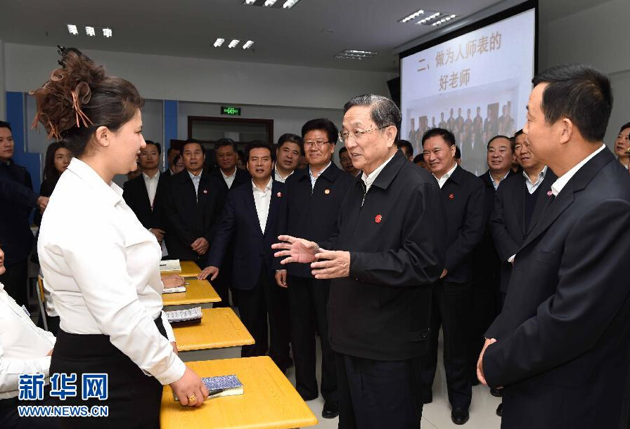 9月28日，中共中央政治局常委、全國政協(xié)主席、中央代表團(tuán)團(tuán)長俞正聲率中央代表團(tuán)部分成員赴祖國最西端的新疆克孜勒蘇柯爾克孜自治州看望慰問各族干部群眾。這是俞正聲來到克州雙語師資培訓(xùn)學(xué)校，與老師、學(xué)員交流談心。新華社記者 饒愛民 攝