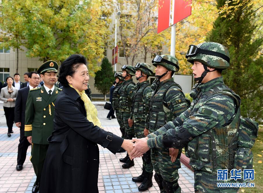 9月28日，中共中央政治局委員、國務(wù)院副總理、中央代表團(tuán)副團(tuán)長劉延?xùn)|率中央代表團(tuán)分團(tuán)赴阿克蘇地區(qū)、伊犁哈薩克自治州慰問，與各族干部群眾共度節(jié)日、共享歡樂。這是劉延?xùn)|在伊犁武警8660部隊(duì)駐地慰問官兵。新華社記者張領(lǐng)攝