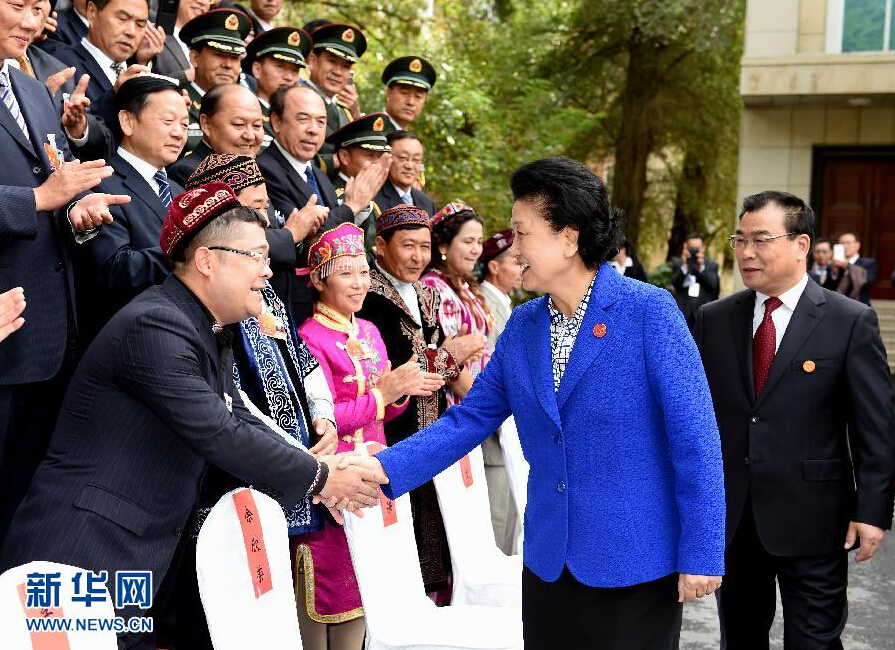 9月28日，中共中央政治局委員、國務(wù)院副總理、中央代表團(tuán)副團(tuán)長劉延?xùn)|率中央代表團(tuán)分團(tuán)赴阿克蘇地區(qū)、伊犁哈薩克自治州慰問，與各族干部群眾共度節(jié)日、共享歡樂。這是劉延?xùn)|接見伊犁黨政軍負(fù)責(zé)同志和各族各界人士、先進(jìn)模范、援疆干部代表等。新華社記者張領(lǐng)攝