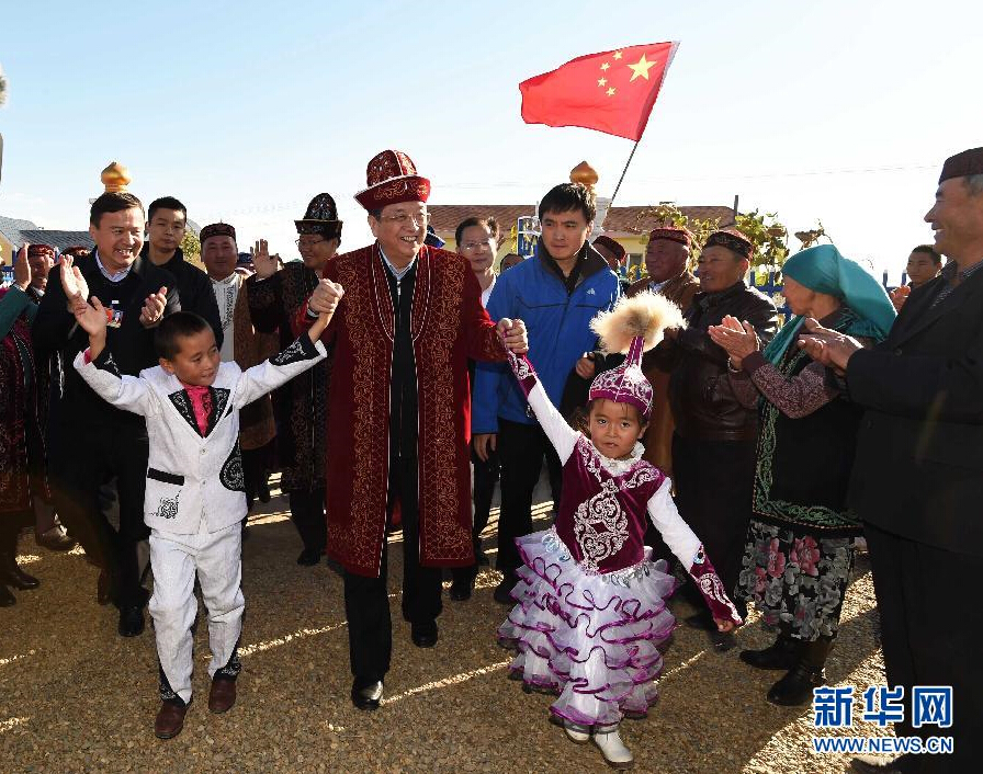 9月29日，中共中央政治局常委、全國政協(xié)主席、中央代表團(tuán)團(tuán)長俞正聲率中央代表團(tuán)部分成員赴阿勒泰地區(qū)看望各族干部群眾。這是俞正聲來到布爾津縣也拉曼牧民定居新村看望哈薩克族牧民。新華社記者 高潔 攝