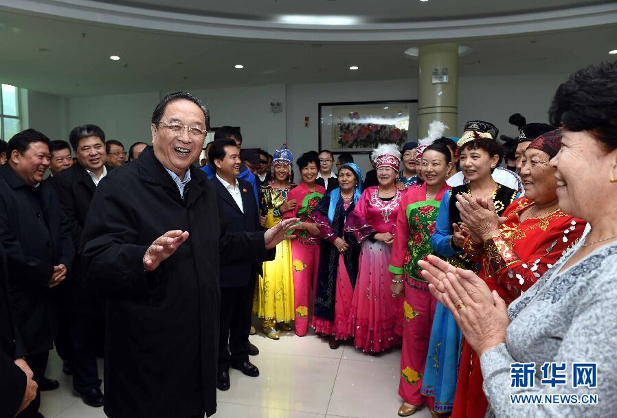 9月29日，中共中央政治局常委、全國政協(xié)主席、中央代表團(tuán)團(tuán)長俞正聲率中央代表團(tuán)部分成員赴阿勒泰地區(qū)看望各族干部群眾。這是俞正聲來到阿勒泰地區(qū)老年人活動中心慰問群眾。新華社記者 饒愛民 攝