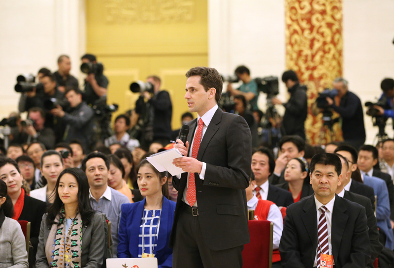 3月15日，國務(wù)院總理李克強(qiáng)在北京人民大會堂與中外記者見面，并回答記者提問。這是一位記者在提問。 新華社記者 劉衛(wèi)兵攝