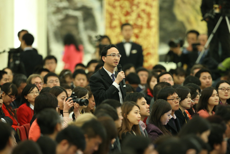 3月15日，國務(wù)院總理李克強(qiáng)在北京人民大會堂與中外記者見面，并回答記者提問。這是一位記者在提問。 新華社記者 龐興雷 攝