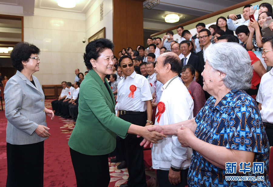 6月16日，中共中央政治局委員、國務院副總理劉延東在北京看望出席中國人口福利基金會成立30周年座談會的歷屆“中華人口獎”獲獎者代表。新華社記者 饒愛民 攝