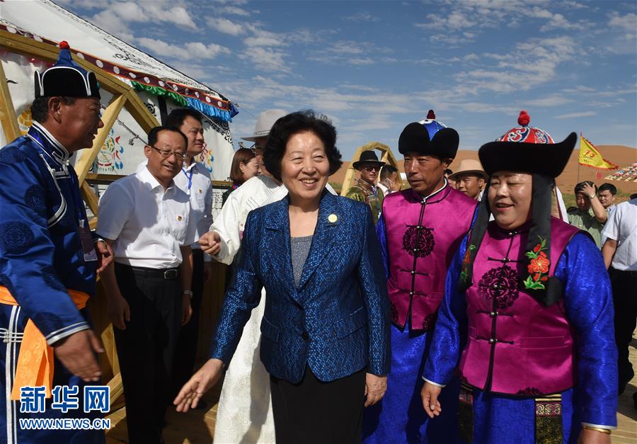 8月10日，中共中央政治局委員、中央統(tǒng)戰(zhàn)部部長、中央代表團(tuán)副團(tuán)長孫春蘭率中央代表團(tuán)三分團(tuán)繼續(xù)在內(nèi)蒙古自治區(qū)阿拉善盟看望慰問，把以習(xí)近平同志為核心的黨中央的親切關(guān)懷和全國各族人民的美好祝福帶給阿拉善各族各界干部群眾。這是孫春蘭在牧民張輝生（右二）家了解生產(chǎn)生活情況。新華社記者 任軍川 攝