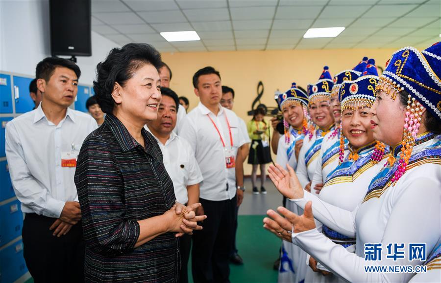 8月11日，中共中央政治局委員、國(guó)務(wù)院副總理、中央代表團(tuán)副團(tuán)長(zhǎng)劉延?xùn)|率中央代表團(tuán)二分團(tuán)，看望慰問烏蘭察布各族干部群眾，轉(zhuǎn)達(dá)以習(xí)近平同志為核心的黨中央的親切關(guān)懷和全國(guó)人民的美好祝愿。這是劉延?xùn)|在考察察哈爾社區(qū)時(shí)與居民們親切交談。新華社記者 連振 攝