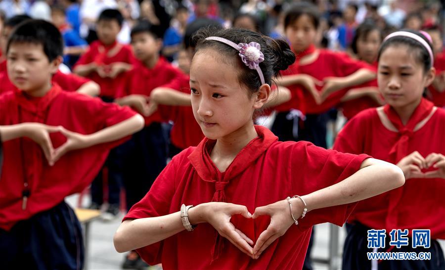 （圖片故事）（8）“希望老人”的第100次老區(qū)助學(xué)之旅