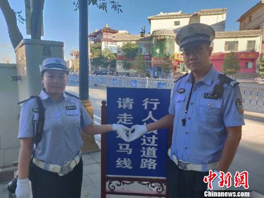 交警夫妻堅(jiān)守崗位共度七夕：最美“情侶裝”是警服