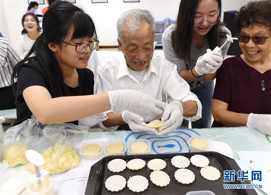 （社會(huì)）（2）南京：愛心人士與南京大屠殺幸存者共迎中秋