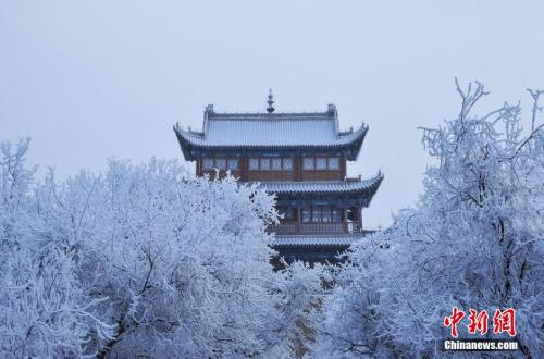 資料圖：小寒時(shí)節(jié)，甘肅嘉峪關(guān)市迎來了一場(chǎng)大雪。師永紅 攝