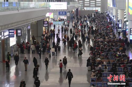 資料圖：2018年12月29日，成都東站候車大廳旅客如織，迎來(lái)2019年元旦小長(zhǎng)假出行高峰。張浪 攝