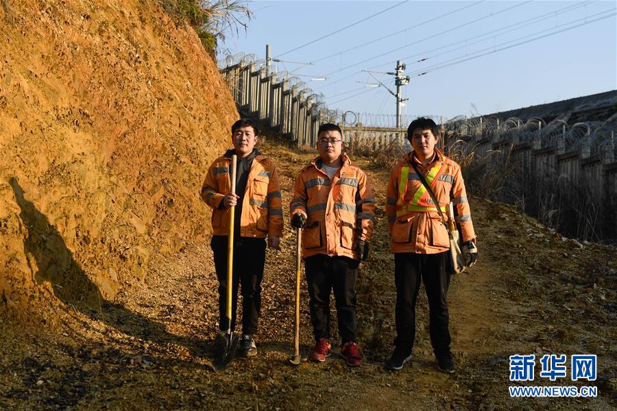 （新春走基層·圖文互動）（3）“90后”鐵路值守員：唱響崇山峻嶺間的“青春之歌”