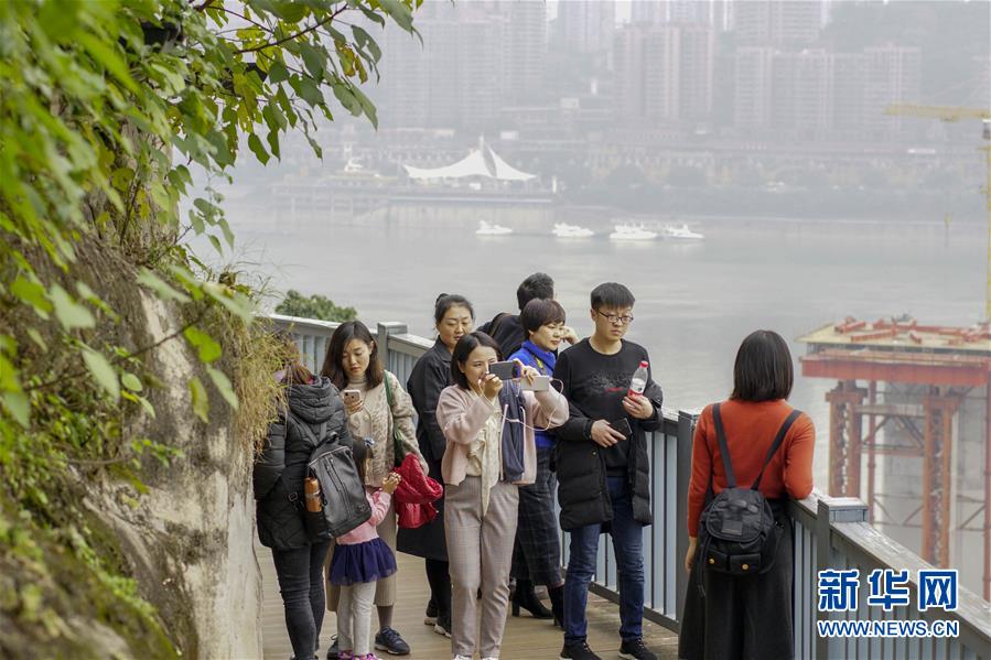 （在習(xí)近平新時(shí)代中國特色社會主義思想指引下——新時(shí)代新作為新篇章·圖文互動）（1）激活新動能 崛起新高地 塑造山水城——重慶推動高質(zhì)量發(fā)展觀察