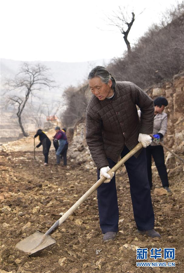 （在習(xí)近平新時代中國特色社會主義思想指引下——新時代新作為新篇章·圖文互動）（1）“困難面前有我們”——太行山革命老區(qū)一個小山村的蝶變