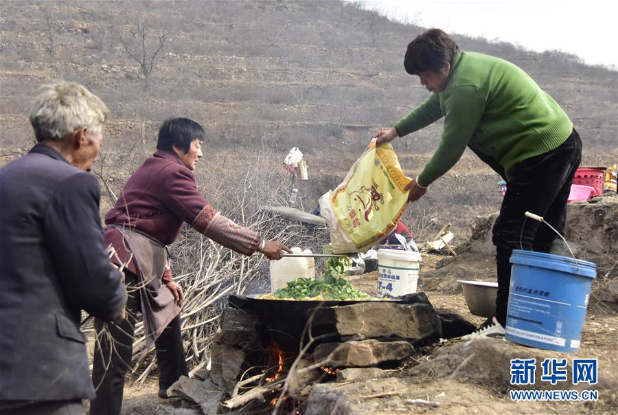 （在習(xí)近平新時代中國特色社會主義思想指引下——新時代新作為新篇章·圖文互動）（3）“困難面前有我們”——太行山革命老區(qū)一個小山村的蝶變