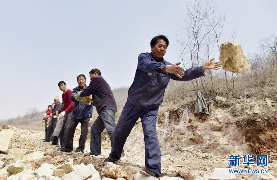 （在習(xí)近平新時代中國特色社會主義思想指引下——新時代新作為新篇章·圖文互動）（4）“困難面前有我們”——太行山革命老區(qū)一個小山村的蝶變