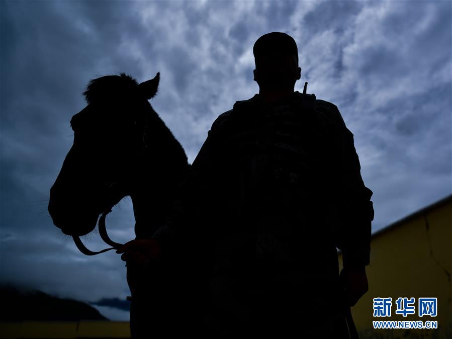 （新華全媒頭條·愛(ài)國(guó)情 奮斗者·圖文互動(dòng)）（6）初心不改 紅心向黨——西部戰(zhàn)區(qū)陸軍某旅玉樹(shù)獨(dú)立騎兵連連長(zhǎng)尼都塔生一家四代跟黨走紀(jì)實(shí)