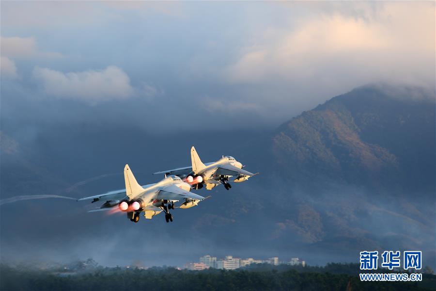 （新華全媒頭條·圖文互動(dòng)）（2）沿著中國(guó)特色強(qiáng)軍之路闊步前進(jìn)——黨中央、中央軍委領(lǐng)導(dǎo)推進(jìn)國(guó)防和軍隊(duì)建設(shè)70年紀(jì)實(shí)