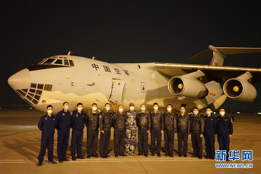 （新型肺炎疫情防控·圖文互動）（2）除夕夜，他們這樣出征——空軍軍醫(yī)大學(xué)醫(yī)療隊(duì)出征武漢疫區(qū)見聞