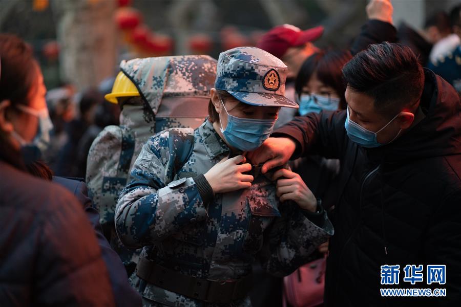 （新型肺炎疫情防控·圖文互動）（1）除夕夜，他們這樣出征——空軍軍醫(yī)大學(xué)醫(yī)療隊(duì)出征武漢疫區(qū)見聞