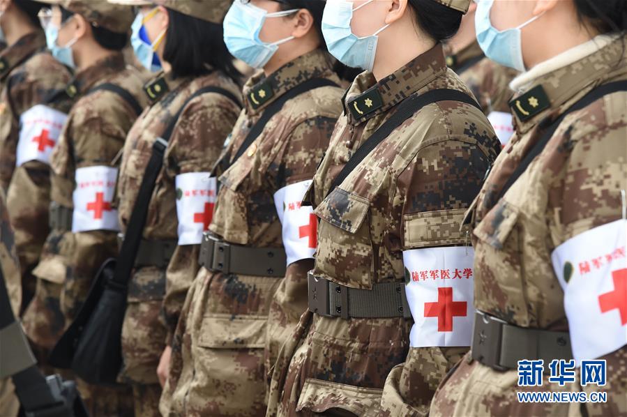 （聚焦疫情防控·圖文互動）（2）空軍出動3型11架運(yùn)輸機(jī)多地同步向武漢空運(yùn)醫(yī)療隊(duì)員