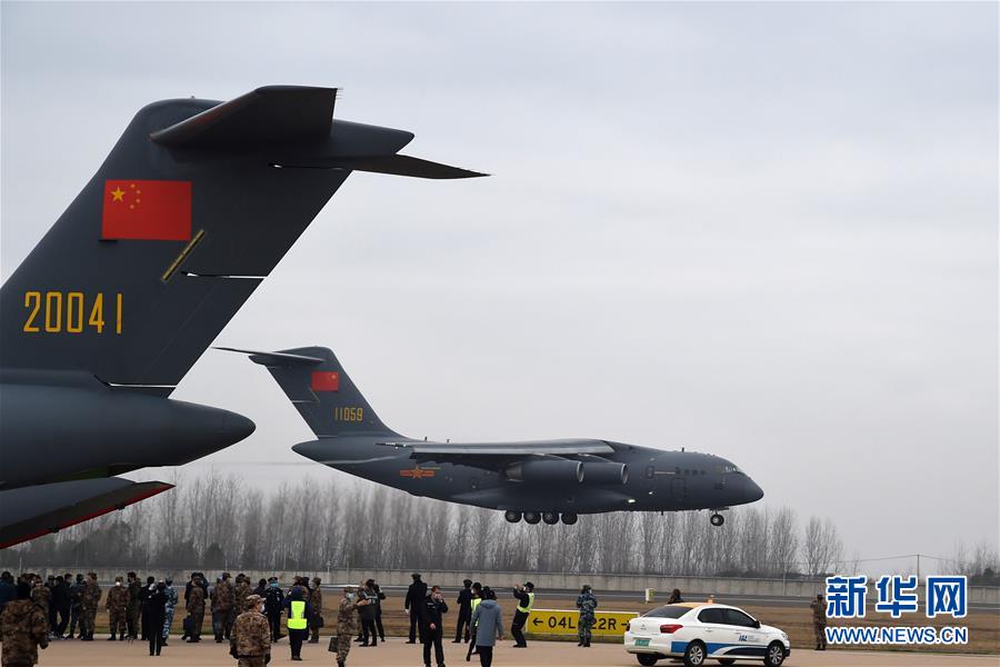 （聚焦疫情防控·圖文互動）（4）空軍出動3型11架運(yùn)輸機(jī)多地同步向武漢空運(yùn)醫(yī)療隊(duì)員