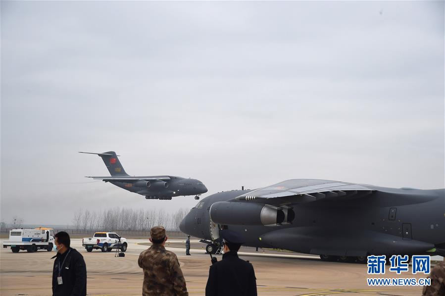 （聚焦疫情防控·圖文互動）（5）空軍出動3型11架運(yùn)輸機(jī)多地同步向武漢空運(yùn)醫(yī)療隊(duì)員