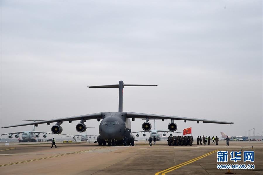 （聚焦疫情防控·圖文互動）（8）空軍出動3型11架運(yùn)輸機(jī)多地同步向武漢空運(yùn)醫(yī)療隊(duì)員