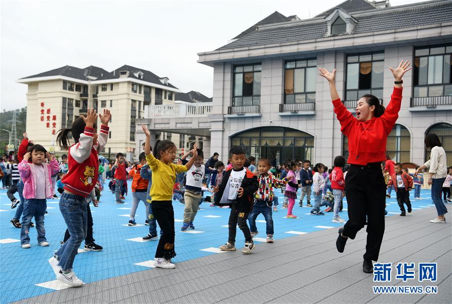 （在習(xí)近平新時(shí)代中國特色社會主義思想指引下——新時(shí)代新作為新篇章·習(xí)近平總書記關(guān)切事·圖文互動）（4）“挪窮窩”“奔富路”——易地搬遷讓貧困人口開啟安居樂業(yè)新生活