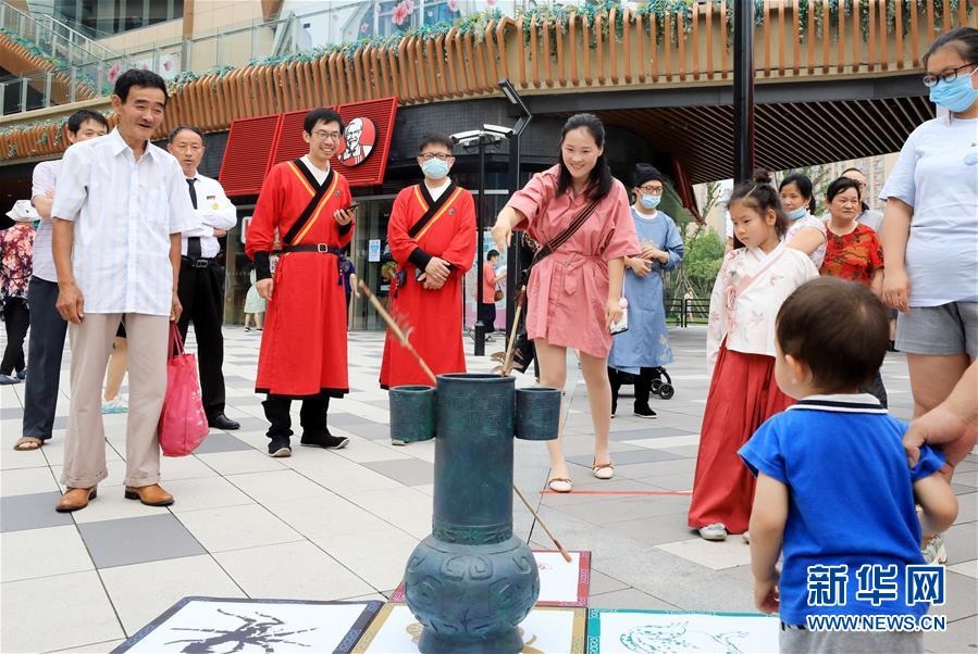 （新華全媒頭條·圖文互動）（6）線上線下消費(fèi)升溫 文旅活動邁上“云端”——端午假期透視我國經(jīng)濟(jì)高質(zhì)量發(fā)展新動力