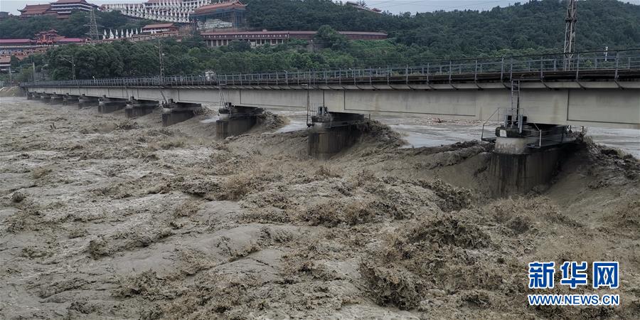 （防汛抗洪·圖文互動）（2）洪水襲擊寶成鐵路涪江大橋 超8100噸“重車壓梁”護橋