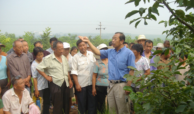 李保國為農(nóng)民講授果樹技術(shù)