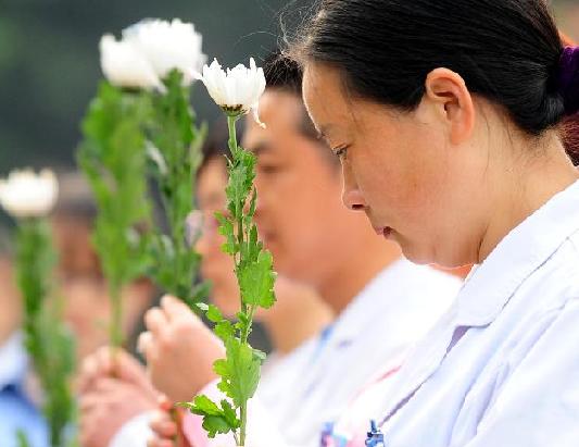 社會各界人士哀悼蘆山地震遇難者