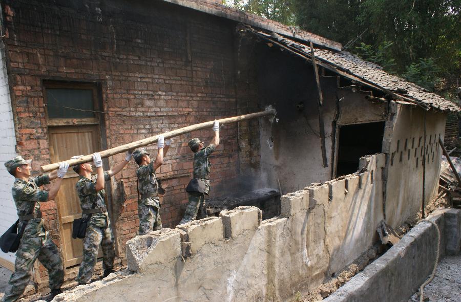 成都軍區(qū)駐川某工兵團進(jìn)村入戶排查險情