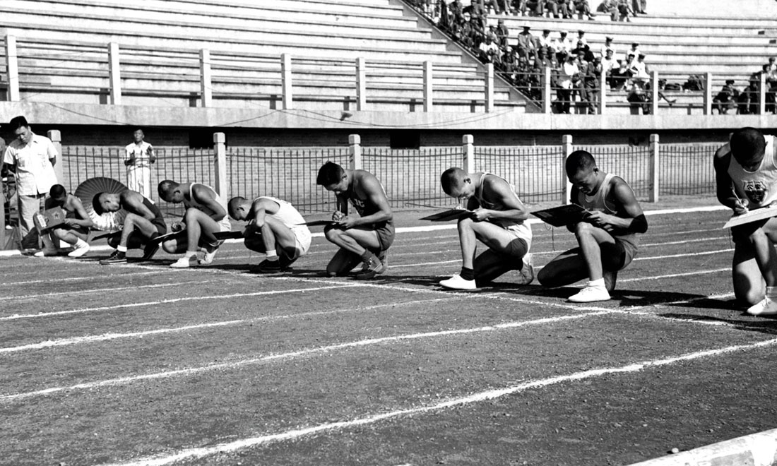 1952年8月2日，慶祝中國人民解放軍建軍25周年全軍運動會在北京舉行，運動員在進行識字賽跑比賽。新華社記者岳國芳攝