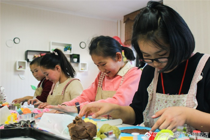 在北京，孩子們上了一節(jié)別開生面的廚藝課——手工DIY餅干。孩子們腦洞大開親自上手，從制作到出爐不僅留下了噴香的餅干，還留下了珍貴的回憶。親手做的餅干孩子們舍不得獨享，成為了回程路上最重要的“伴手禮”