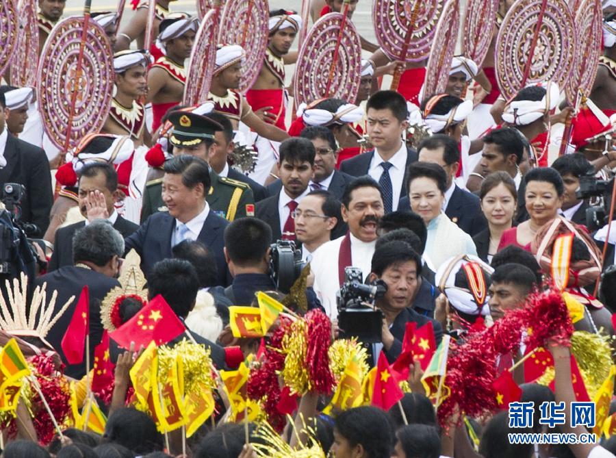 9月16日，國(guó)家主席習(xí)近平抵達(dá)科倫坡，開始對(duì)斯里蘭卡進(jìn)行國(guó)事訪問(wèn)。在班達(dá)拉奈克國(guó)際機(jī)場(chǎng)，習(xí)近平和夫人彭麗媛受到拉賈帕克薩總統(tǒng)夫婦熱情迎接。新華社記者黃敬文攝 