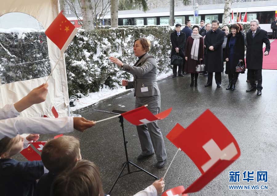 這是習(xí)近平和夫人彭麗媛在伯爾尼克爾薩茨火車站觀看瑞士童聲合唱團表演。 新華社記者 蘭紅光 攝