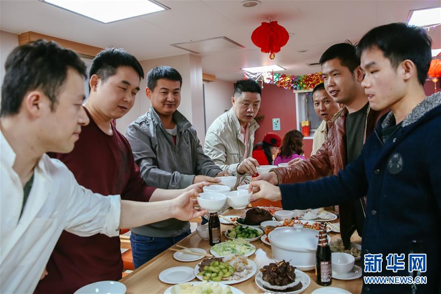 （國際·圖文互動）（3）遠洋巨輪上遲來的年夜飯